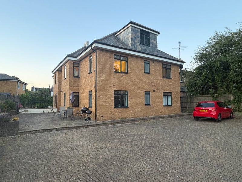 Room Daniel Close in Greater London