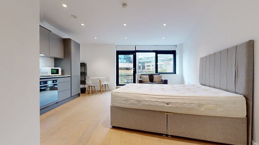 Flat Great West Road in Greater London