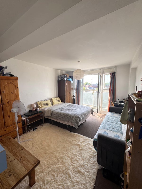 Room Trelawney Estate in Greater London