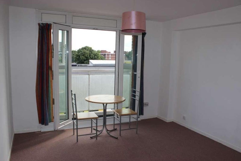 Room Trelawney Estate in Greater London