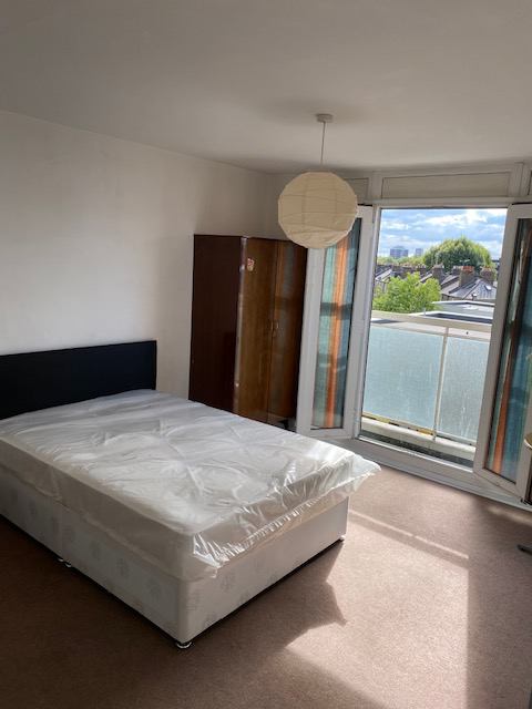 Room Trelawney Estate in Greater London