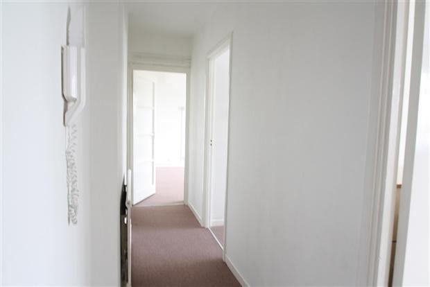 Room Trelawney Estate in Greater London
