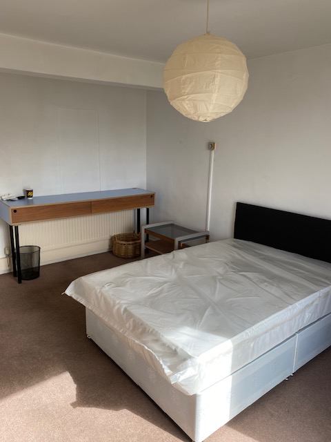 Room Trelawney Estate in Greater London