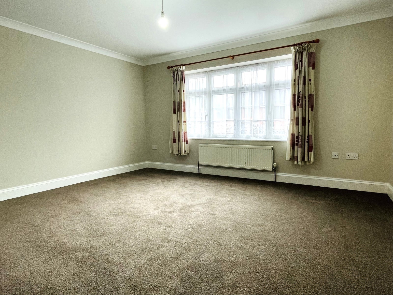 Flat Oaklands Crescent in Chelmsford