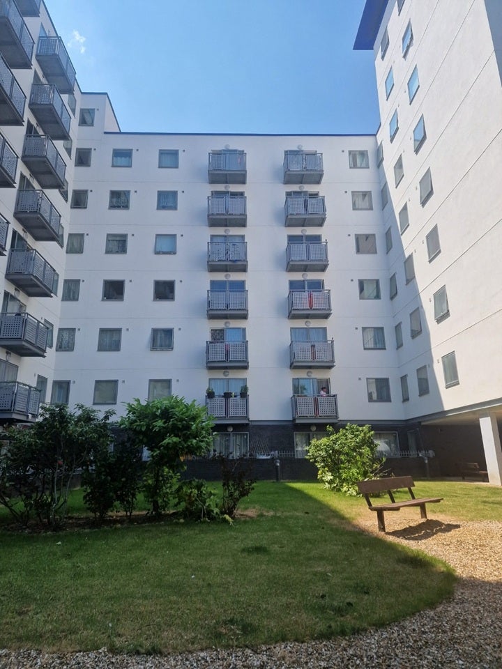 Flat Prince Regent Road in Greater London