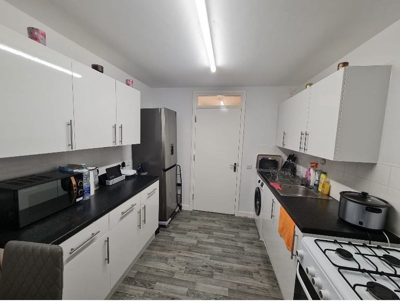 Flat Warwick Road in Greater London