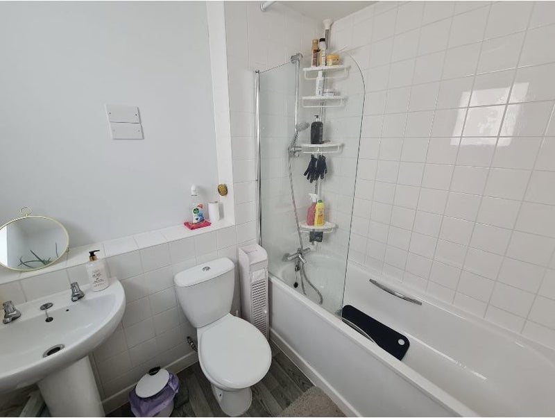 Flat Warwick Road in Greater London