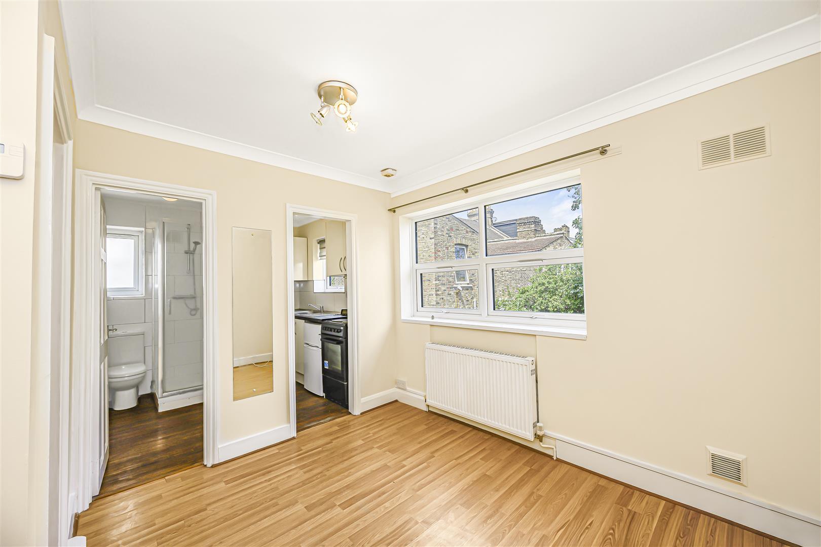 Flat Holly Road in Greater London
