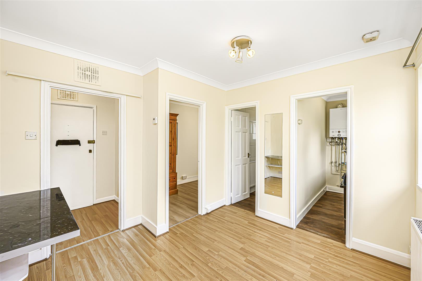 Flat Holly Road in Greater London
