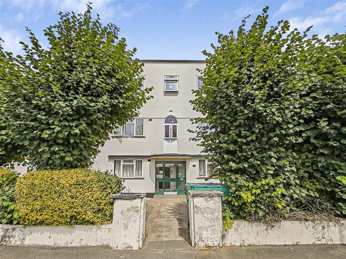 Flat Holly Road in Greater London
