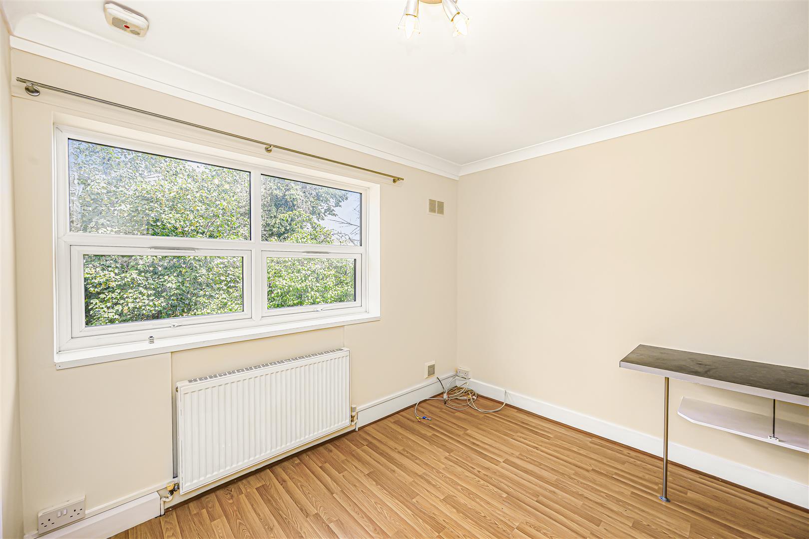 Flat Holly Road in Greater London