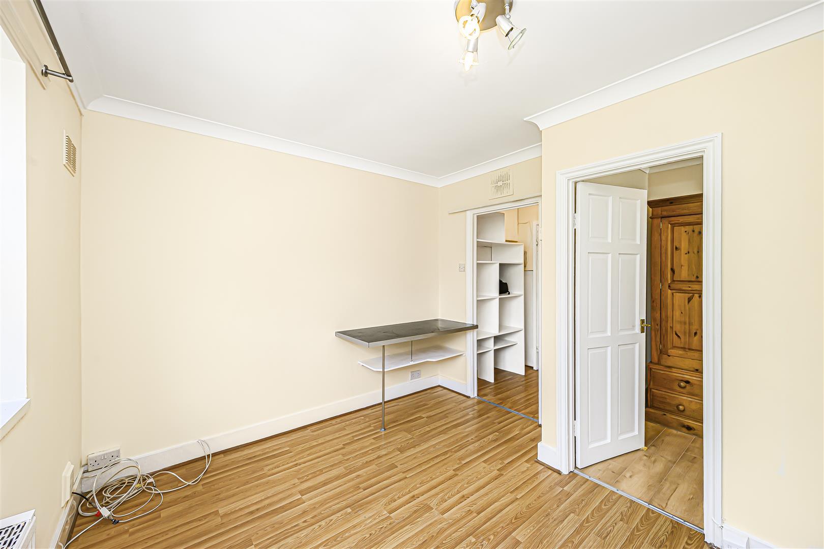 Flat Holly Road in Greater London