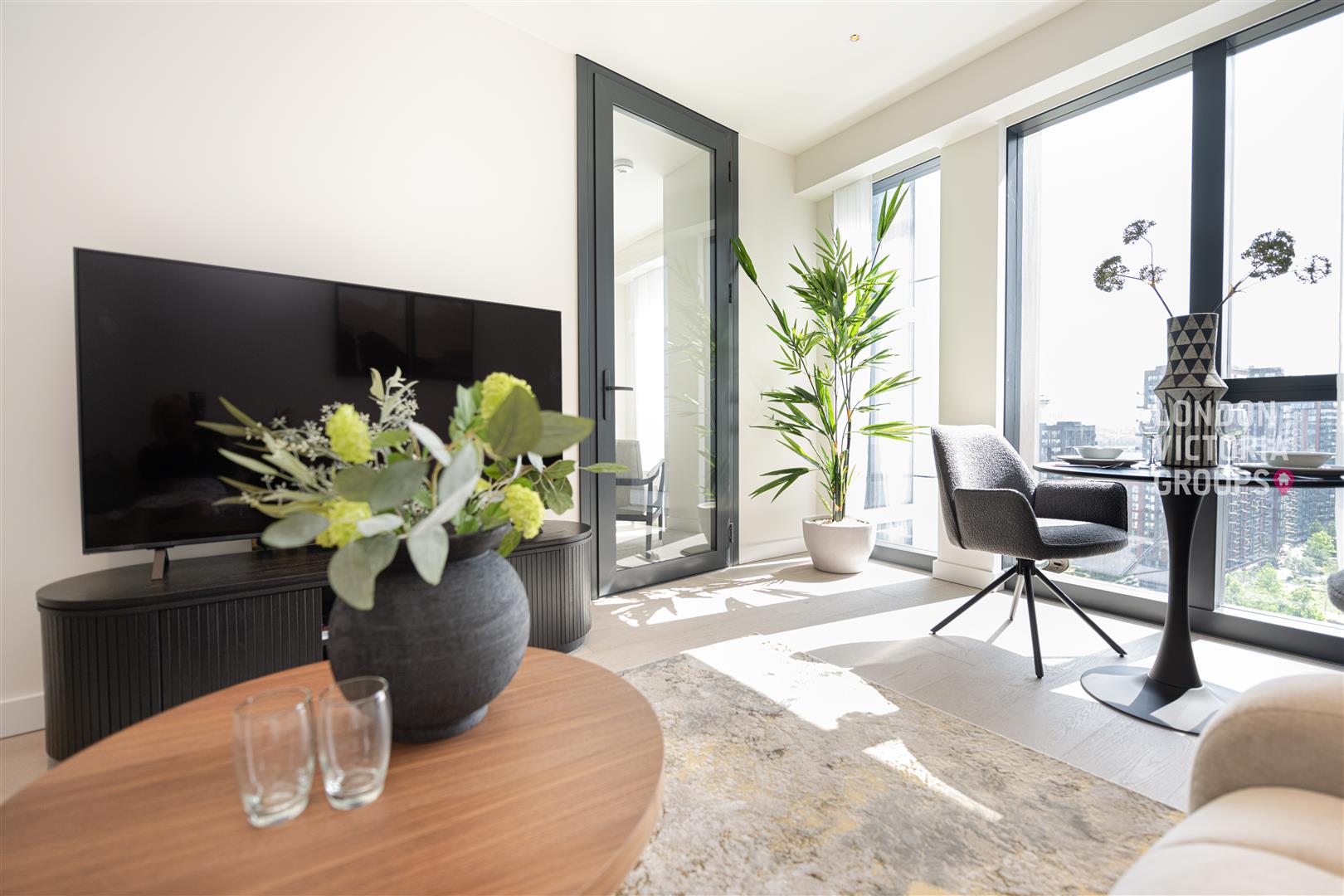Flat Nine Elms Lane in Greater London
