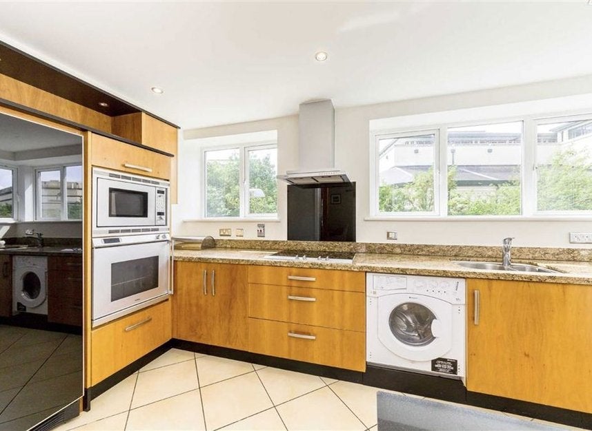 Flat Strand Drive in Greater London