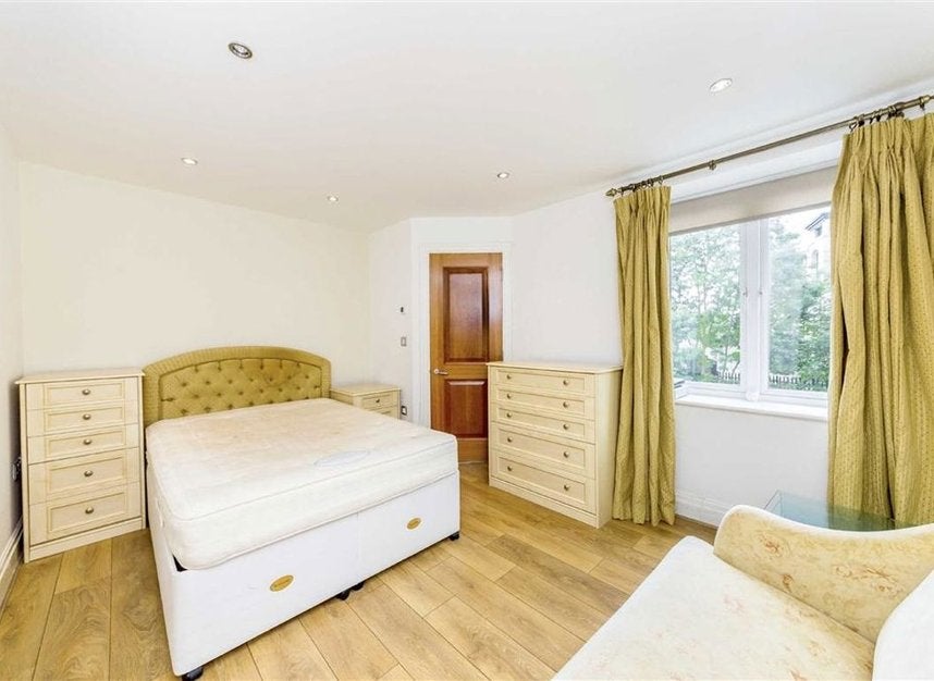 Flat Strand Drive in Greater London