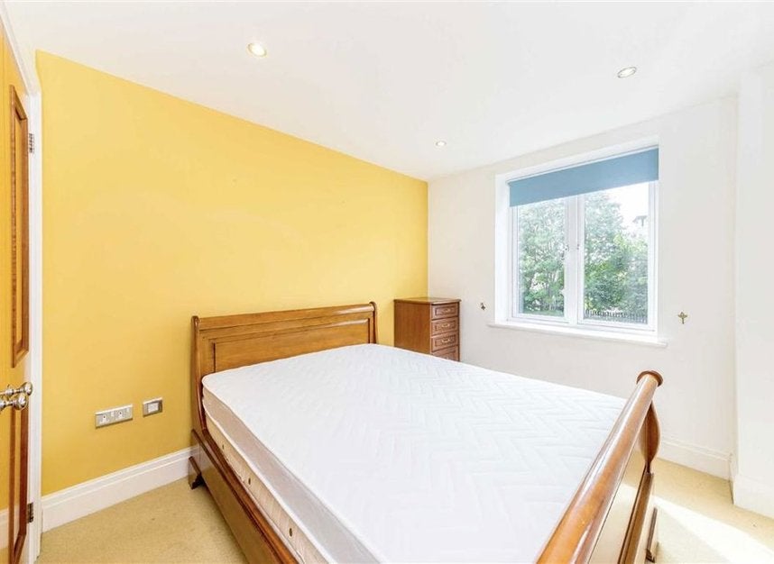 Flat Strand Drive in Greater London