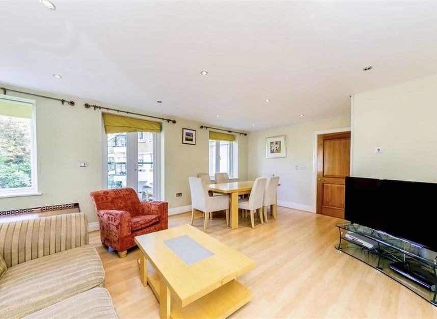 Flat Strand Drive in Greater London