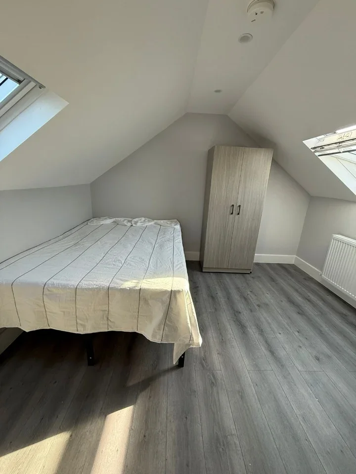 Room Downhills Way in Greater London