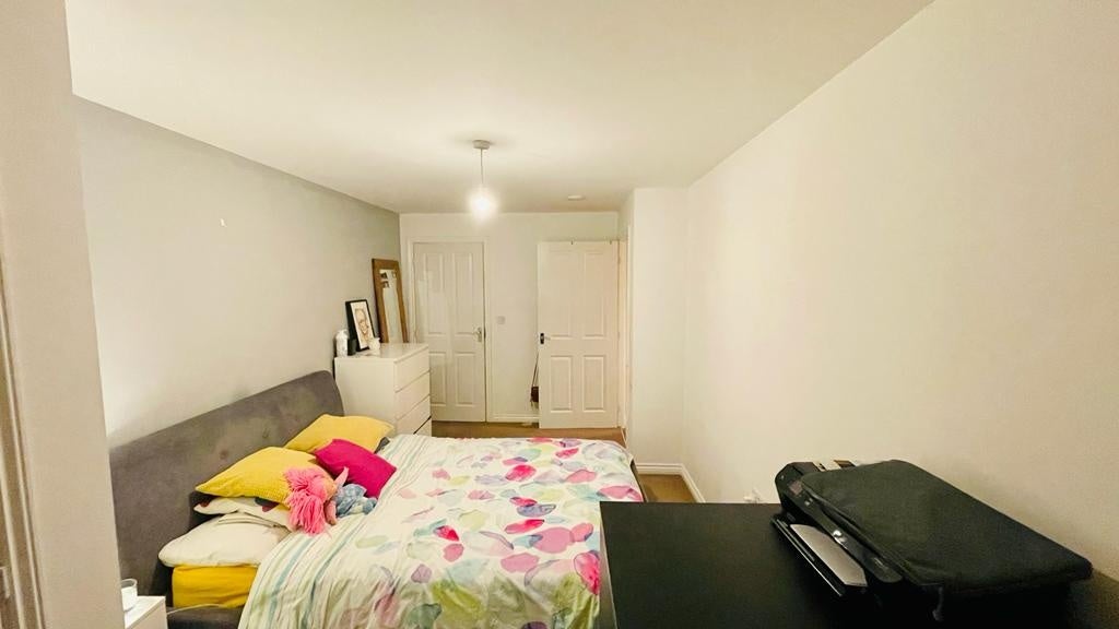 Flat Fielding Lane in Greater London