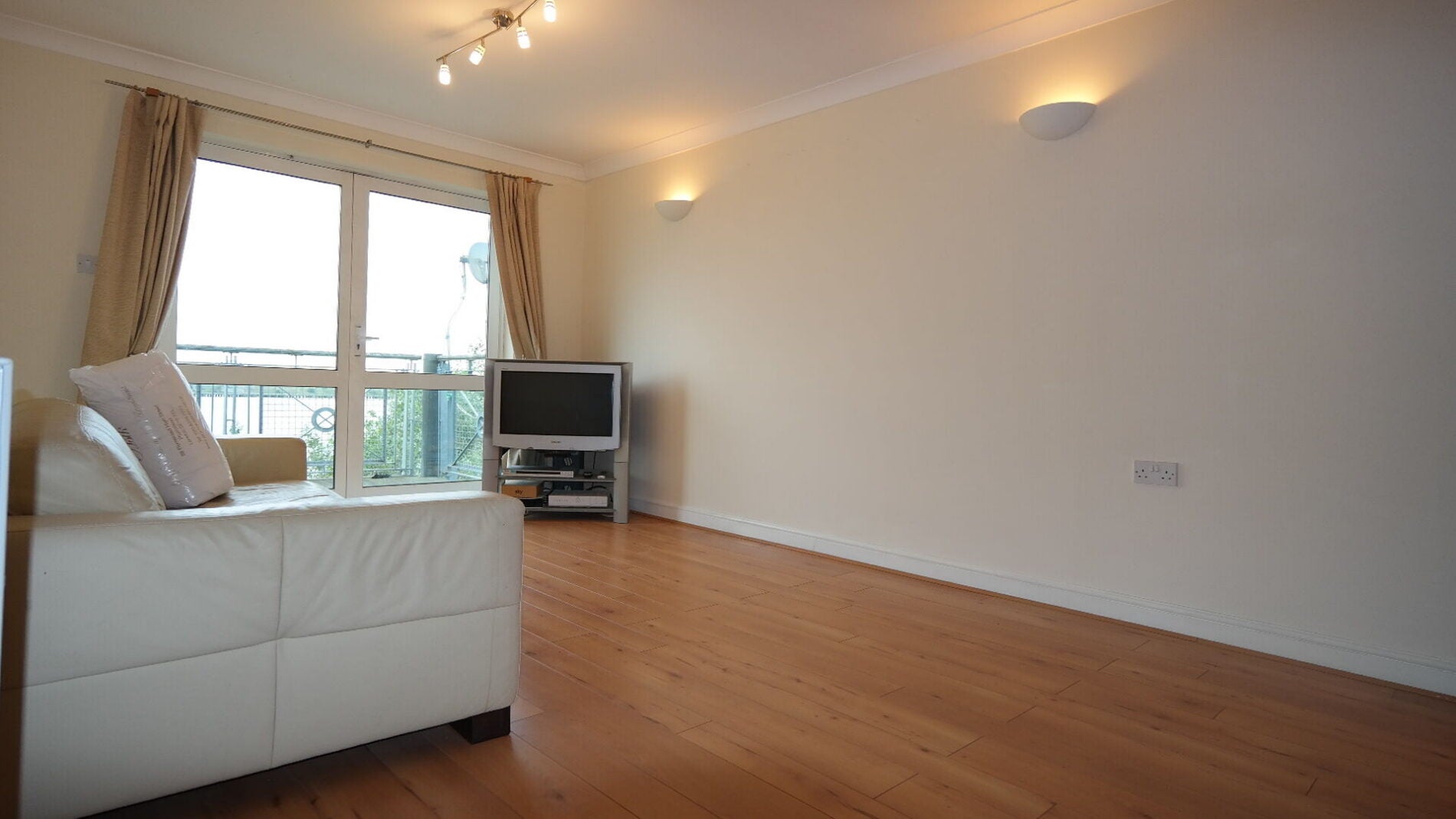 Flat Fantail Close in Greater London
