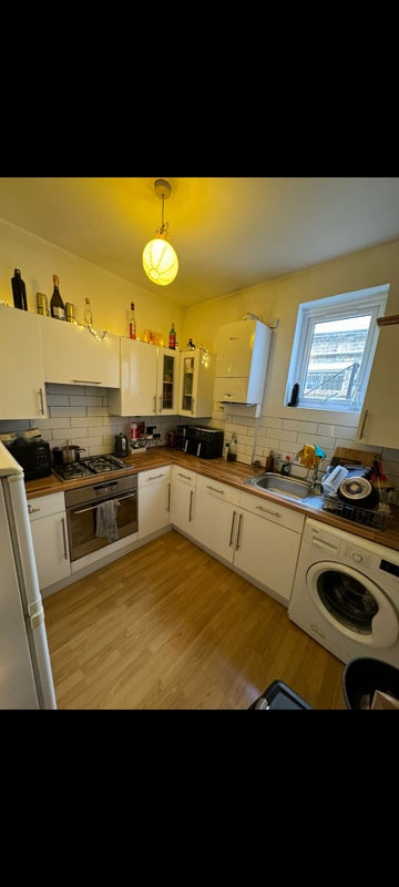 Room Queen's Road in Greater London