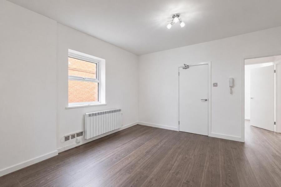 Flat Laburnham Road in Maidenhead