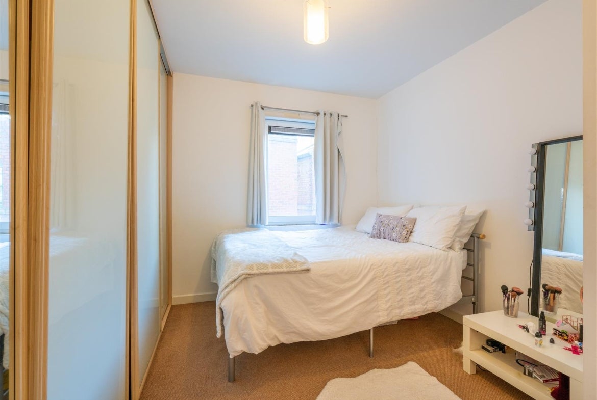 Flat Upper Allen Street in Sheffield