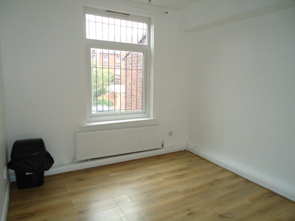 Flat Dewsbury Road in Leeds