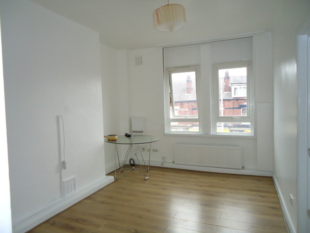 Flat Dewsbury Road in Leeds