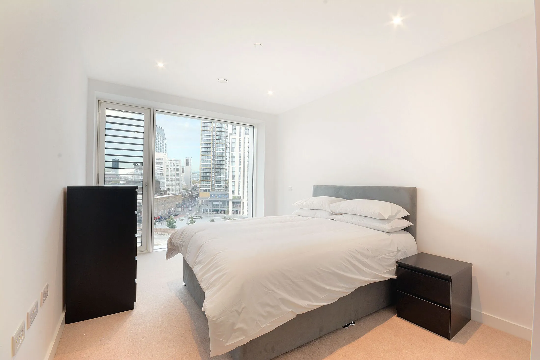 Flat Deacon Street in Greater London