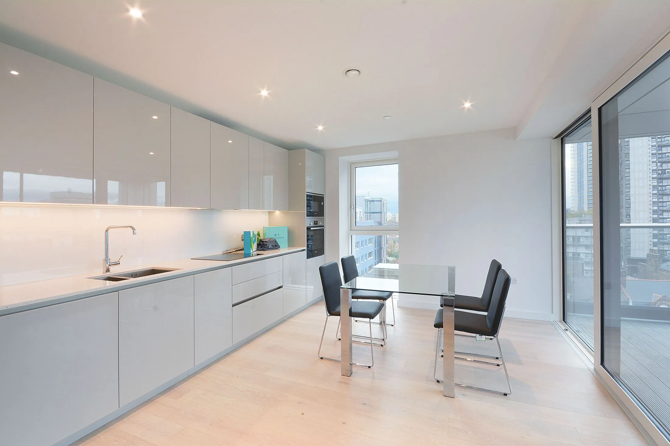 Flat Deacon Street in Greater London
