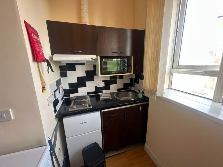 Flat Willow Lane in Greater London