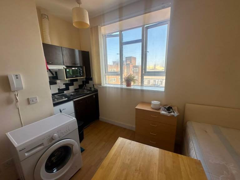 Flat Willow Lane in Greater London