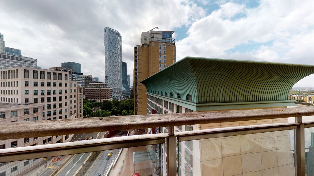 Flat Westferry Circus in Greater London