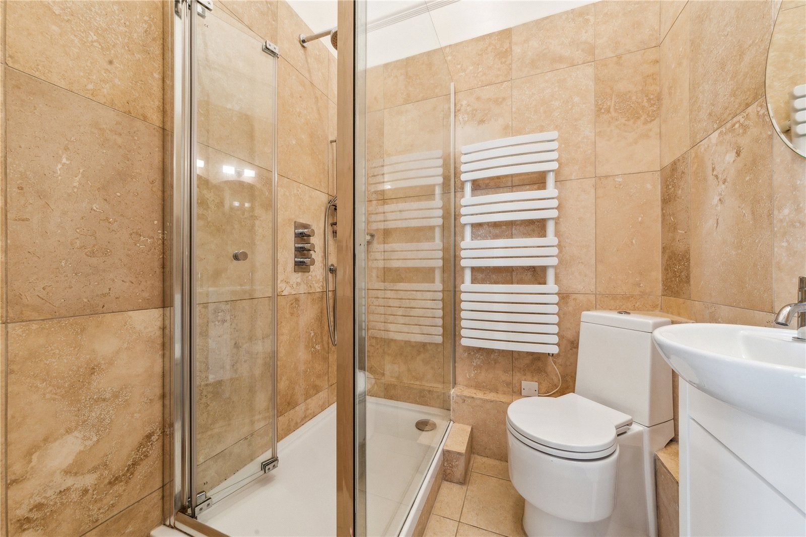 Flat Victoria Rise in Greater London
