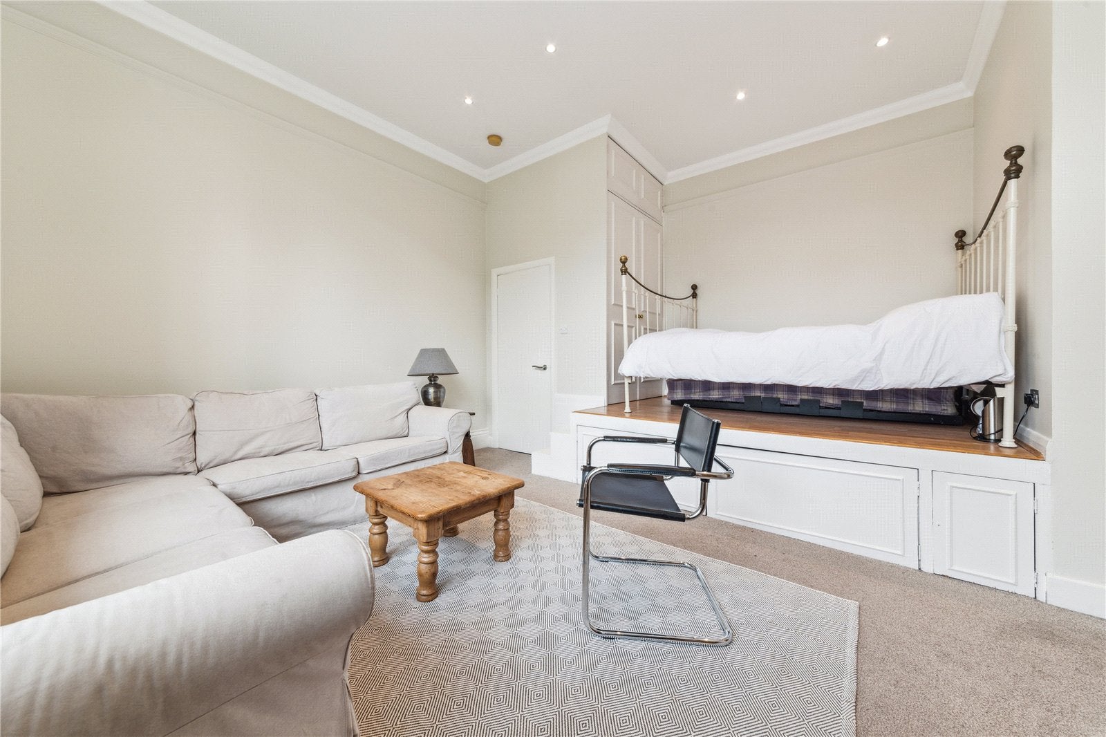 Flat Victoria Rise in Greater London