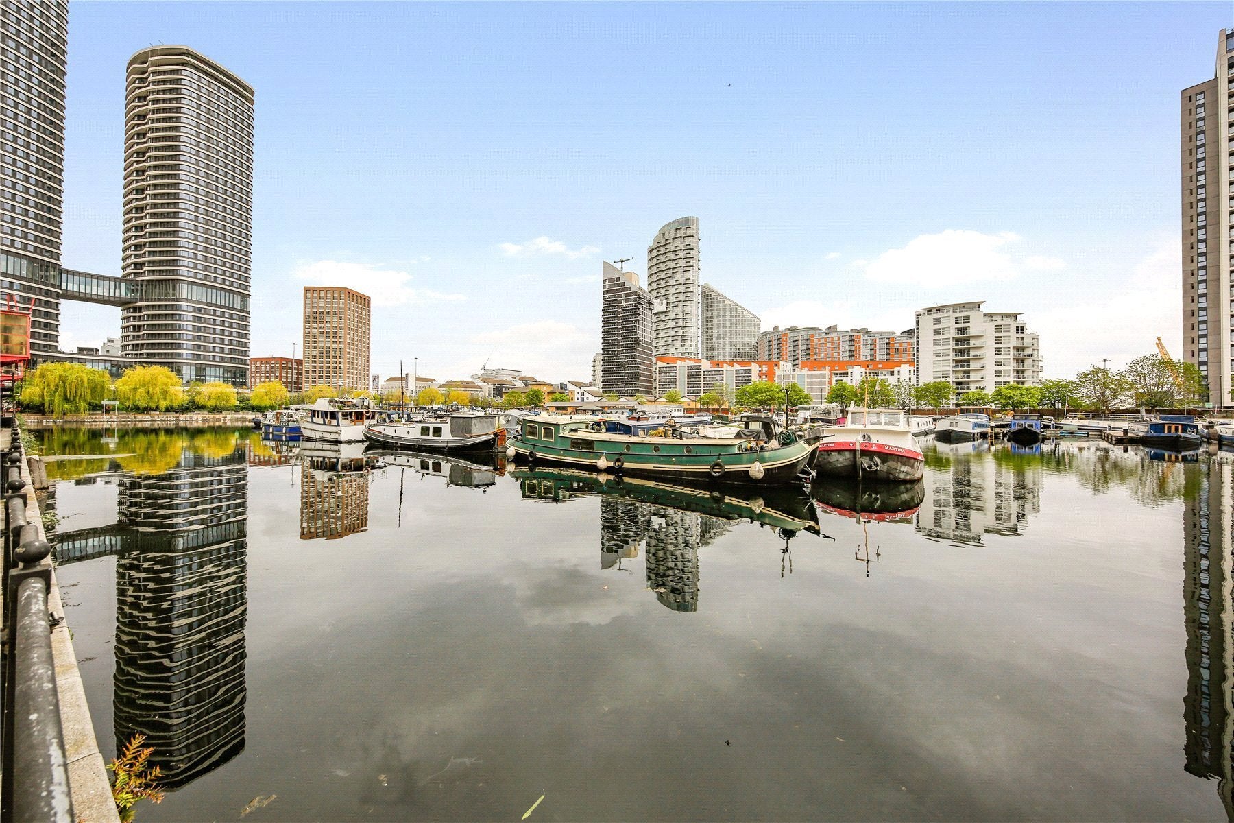 Flat Boardwalk Place in Greater London