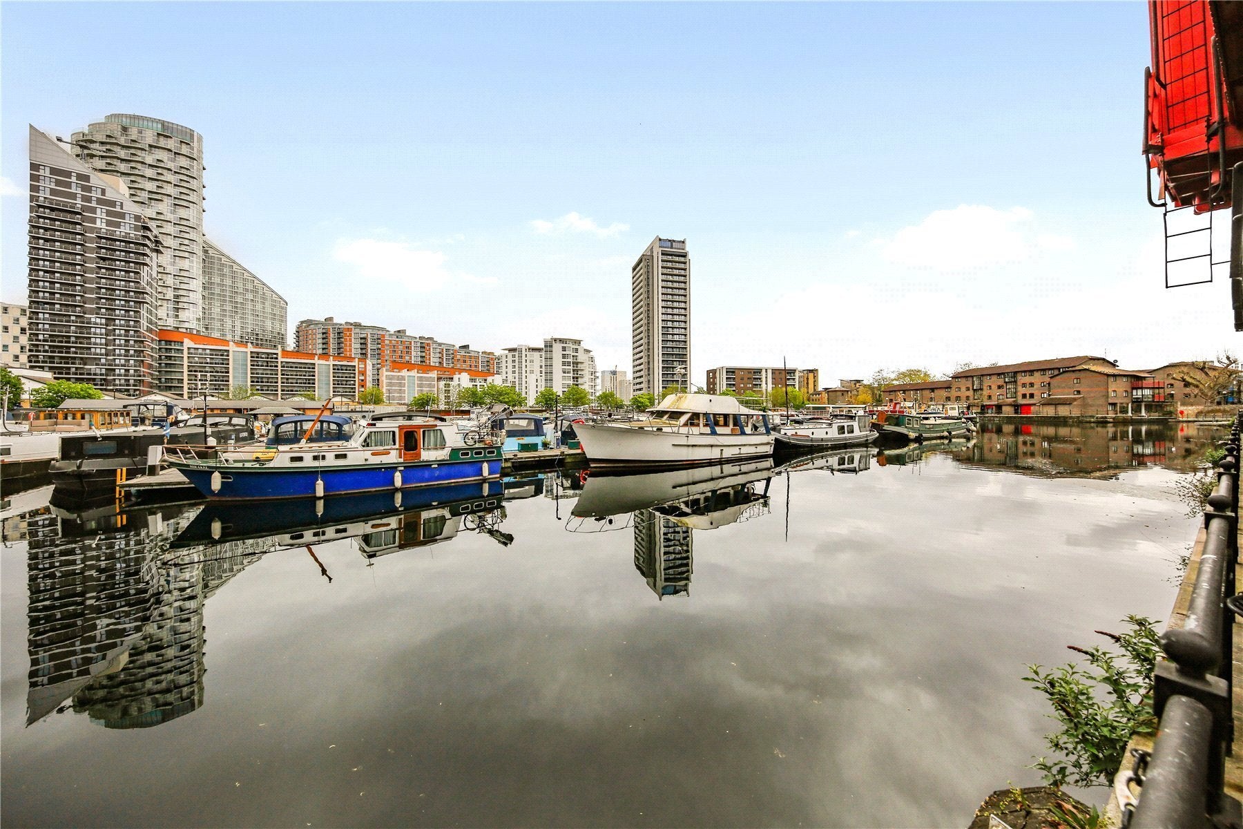 Flat Boardwalk Place in Greater London