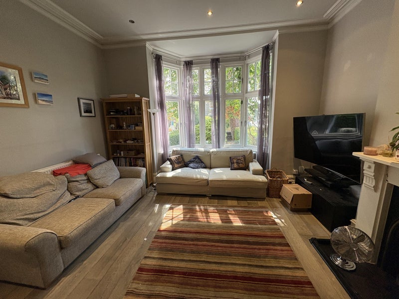 Flat Larkhall Rise in Greater London