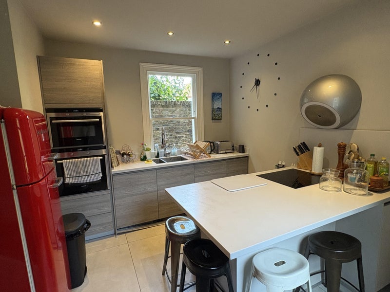 Flat Larkhall Rise in Greater London