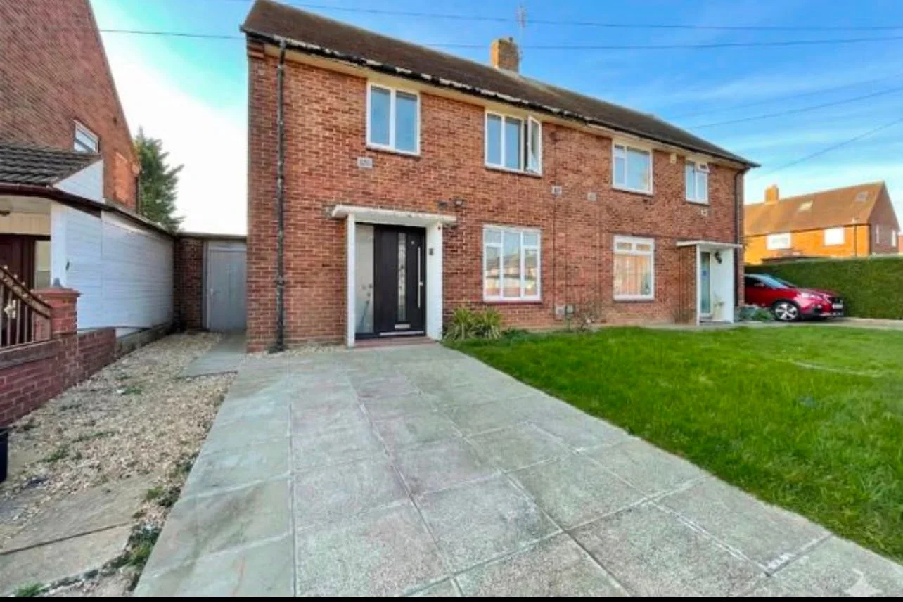 House Homestead Way in Luton