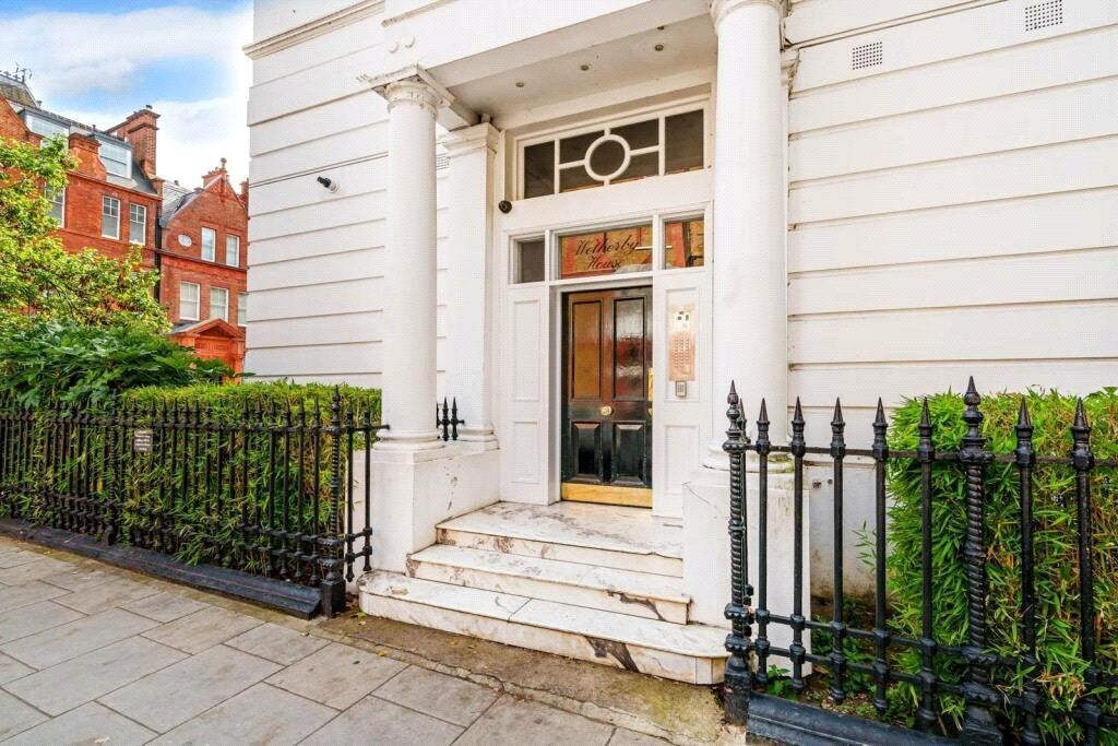 Flat Wetherby Gardens in Greater London