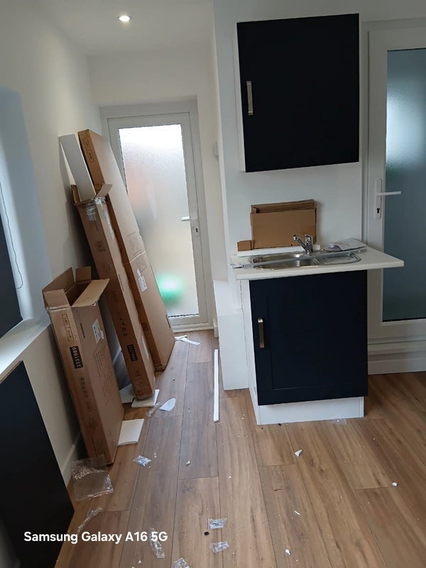 Room Lakeside Close in Greater London