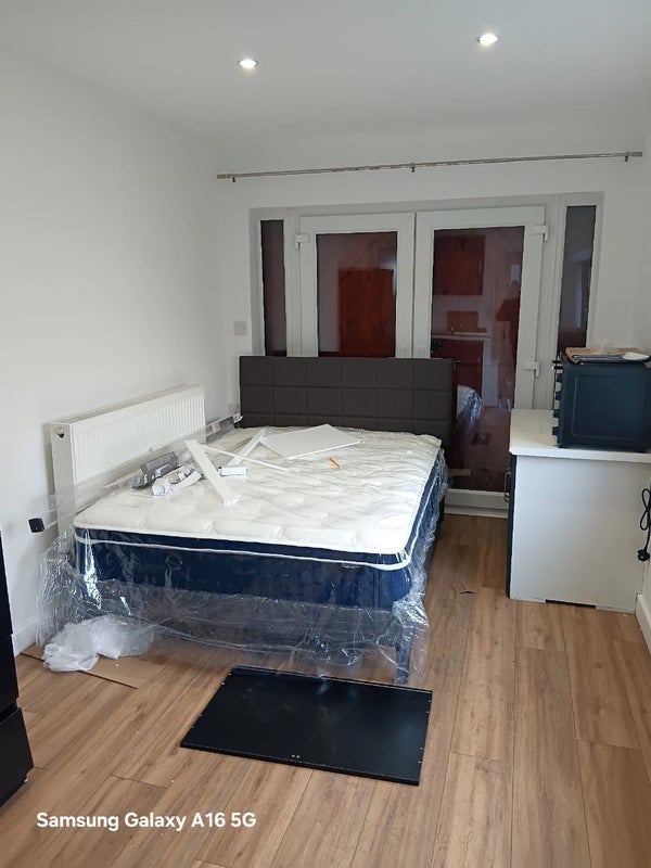 Room Lakeside Close in Greater London