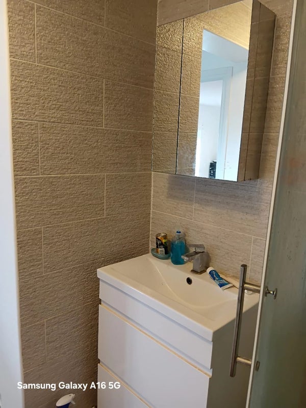 Room Lakeside Close in Greater London