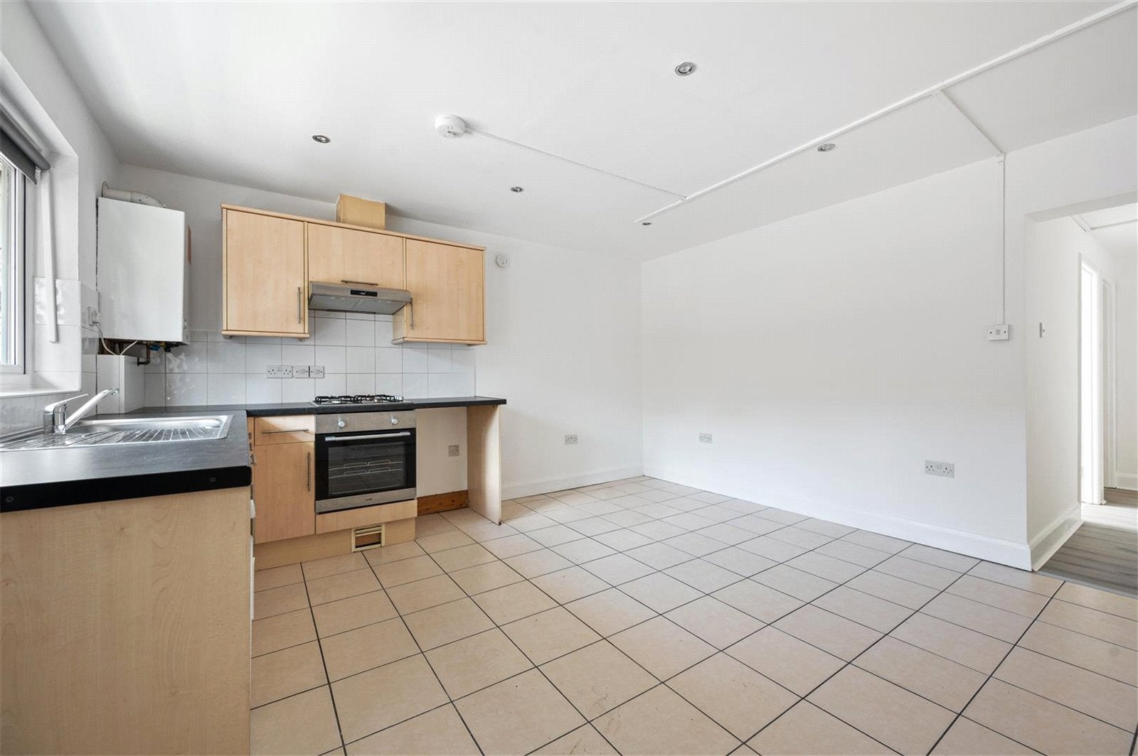 Flat Gleneldon Road in Greater London