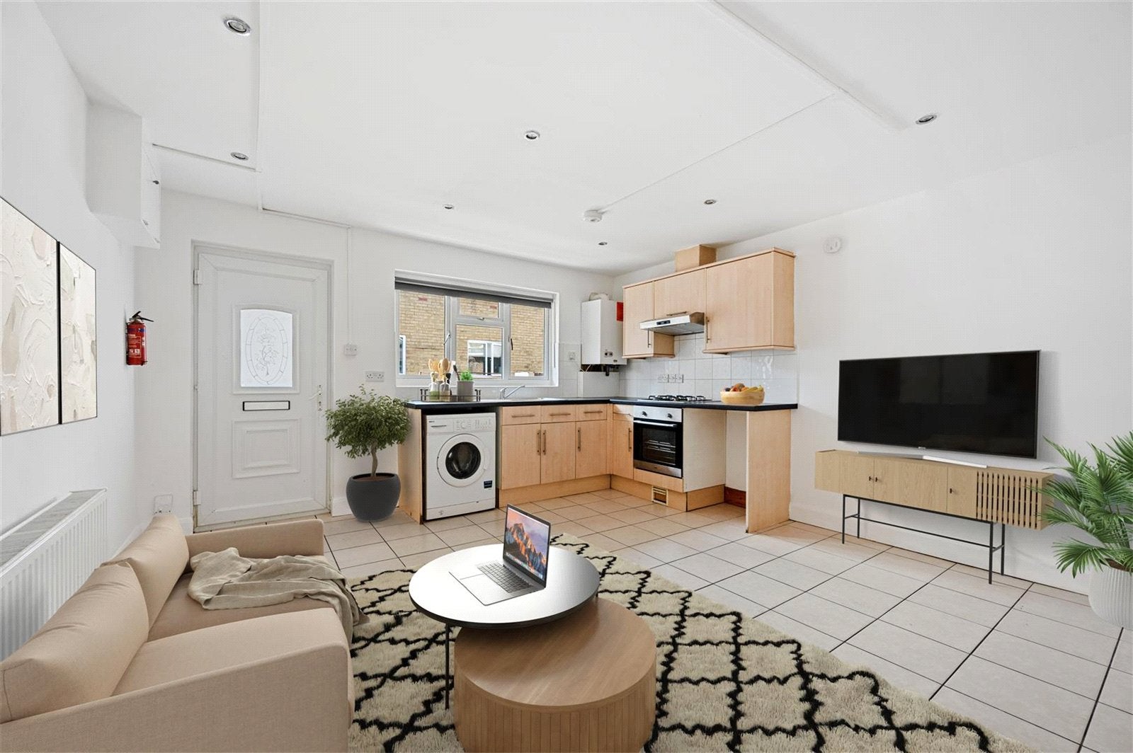 Flat Gleneldon Road in Greater London