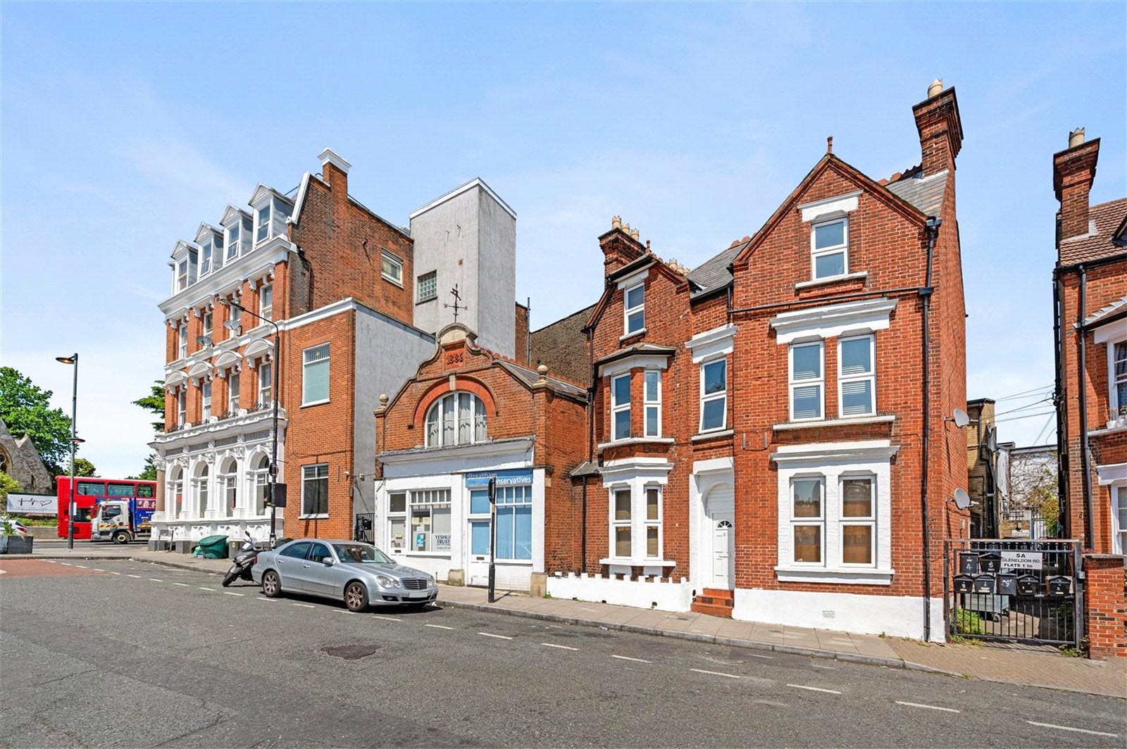 Flat Gleneldon Road in Greater London