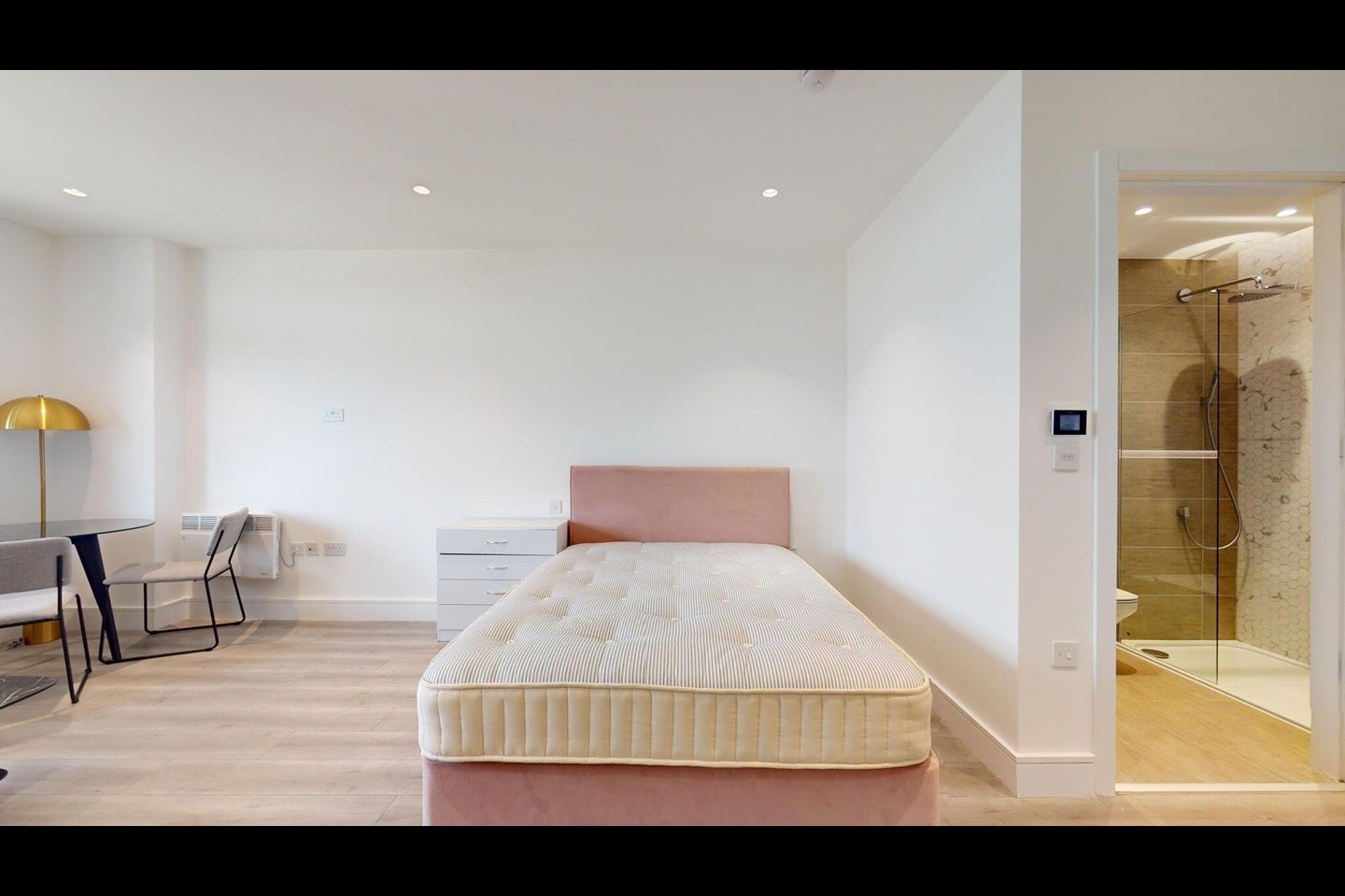 Flat Great West Road in Greater London