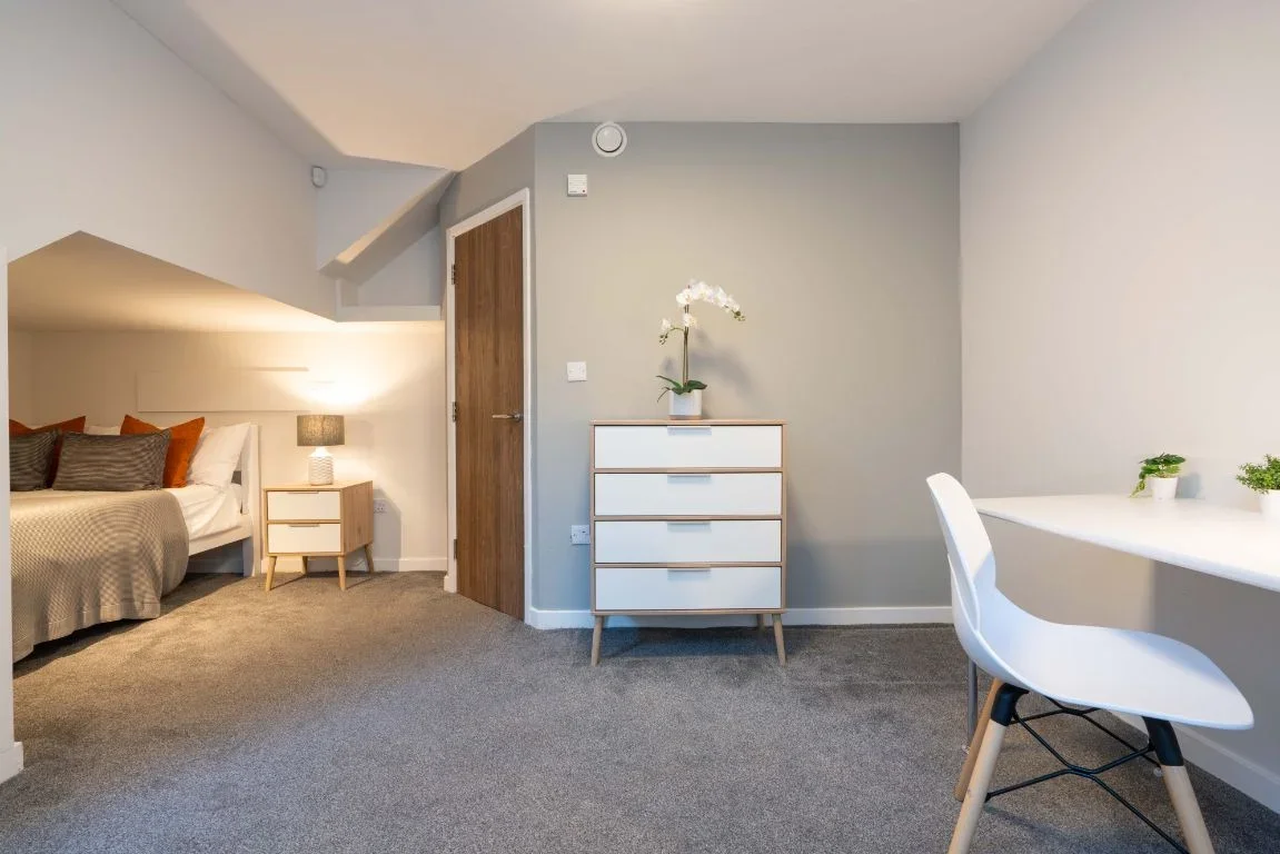 Flat Jesmond Road in Newcastle upon Tyne